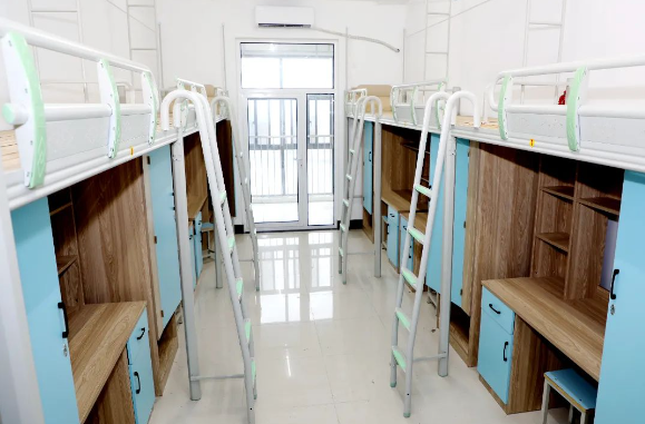 <a href=https://www.211g.cn/tag/anhui.html target=_blank class=infotextkey>安徽</a>汽车<a href=https://www.211g.cn/tag/zhiye.html target=_blank class=infotextkey>职业</a><a href=https://www.211g.cn/tag/jishu.html target=_blank class=infotextkey>技术</a><a href=https://www.211g.cn/tag/xueyuan.html target=_blank class=infotextkey>学院</a>宿舍条件及空调配备（附宿舍图片）