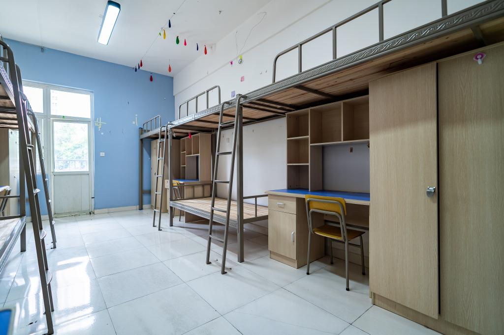 <a href=https://www.211g.cn/tag/guiyang.html target=_blank class=infotextkey>贵阳</a><a href=https://www.211g.cn/tag/zhiye.html target=_blank class=infotextkey>职业</a><a href=https://www.211g.cn/tag/jishu.html target=_blank class=infotextkey>技术</a><a href=https://www.211g.cn/tag/xueyuan.html target=_blank class=infotextkey>学院</a>宿舍设施和环境如何？包括空调<a href=https://www.211g.cn/tag/qingkuang.html target=_blank class=infotextkey>情况</a>（带宿舍照片）