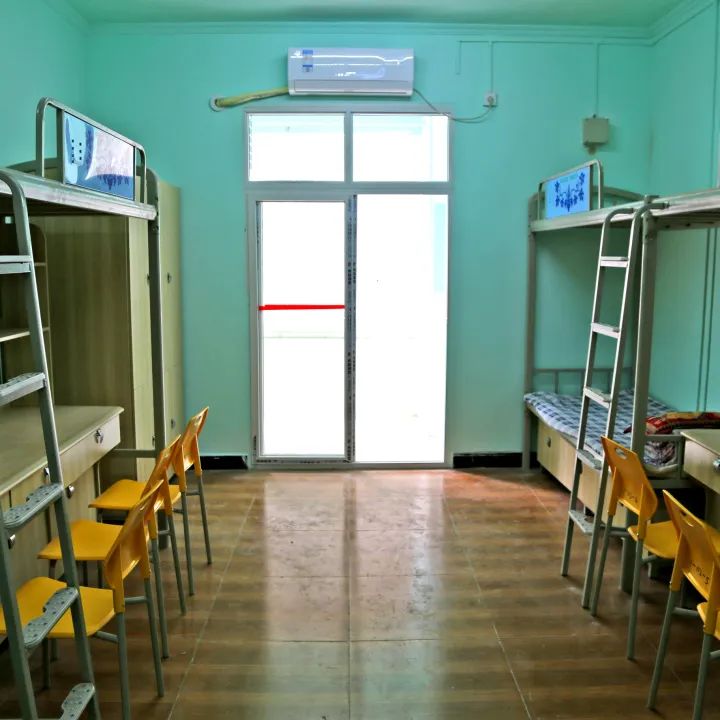 <a href=https://www.211g.cn/tag/zhongqing.html target=_blank class=infotextkey>重庆</a><a href=https://www.211g.cn/tag/xinxi.html target=_blank class=infotextkey>信息</a><a href=https://www.211g.cn/tag/jishu.html target=_blank class=infotextkey>技术</a><a href=https://www.211g.cn/tag/zhiye.html target=_blank class=infotextkey>职业</a><a href=https://www.211g.cn/tag/xueyuan.html target=_blank class=infotextkey>学院</a>宿舍条件是否有空调？（宿舍图片展示）