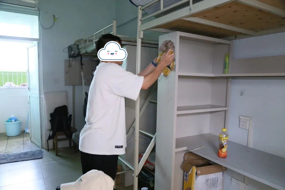 <a href=https://www.211g.cn/tag/hainan.html target=_blank class=infotextkey>海南</a>经贸<a href=https://www.211g.cn/tag/zhiye.html target=_blank class=infotextkey>职业</a><a href=https://www.211g.cn/tag/jishu.html target=_blank class=infotextkey>技术</a><a href=https://www.211g.cn/tag/xueyuan.html target=_blank class=infotextkey>学院</a>宿舍房间展示，带有空调和热水器